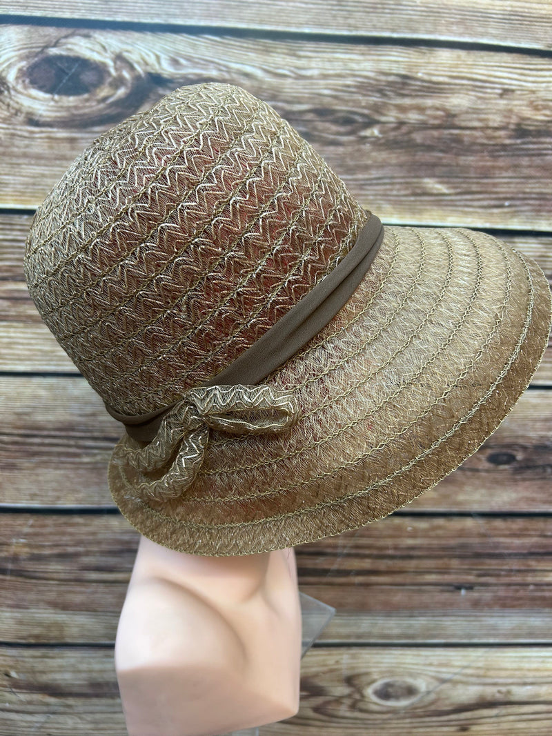 Entdecke einen eleganten Vintage Strohhut in Größe 55 mit Schleife und zartem Band. Perfekt für Retro-Looks und Sommertage – sehr guter Zustand.