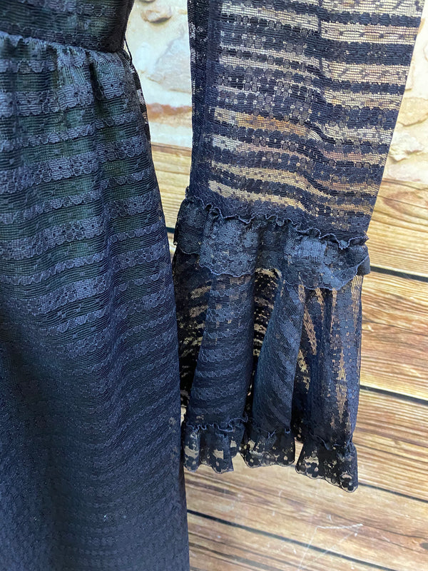 Detail Volantärmel durchsichtiges Spitzenmuster schwarz Vintage Kleid.