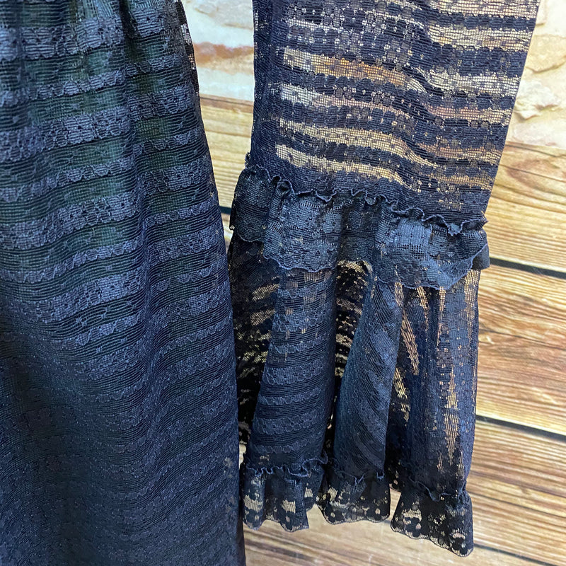 Detail Volantärmel durchsichtiges Spitzenmuster schwarz Vintage Kleid.