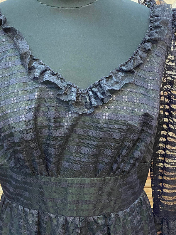 Rüschen V-Ausschnitt und Taillenbund schwarzes Vintage Maxikleid.