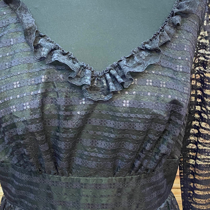 Rüschen V-Ausschnitt und Taillenbund schwarzes Vintage Maxikleid.