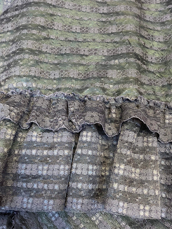 Nahaufnahme Rüschensaum und Strukturspitze schwarz Vintage.