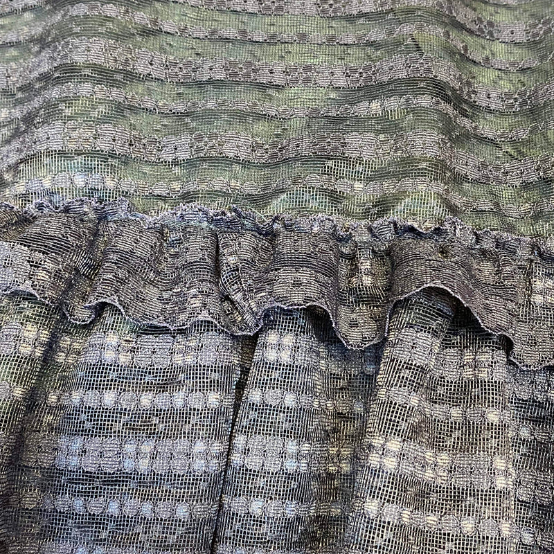 Nahaufnahme Rüschensaum und Strukturspitze schwarz Vintage.
