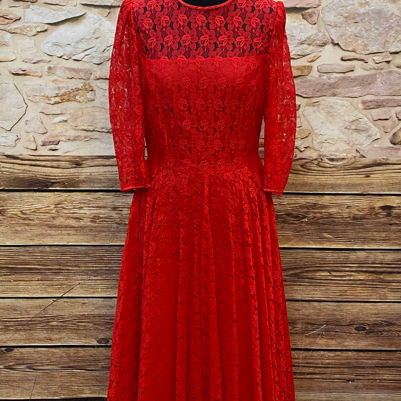 Rotes Spitzenkleid aus den 1980ern