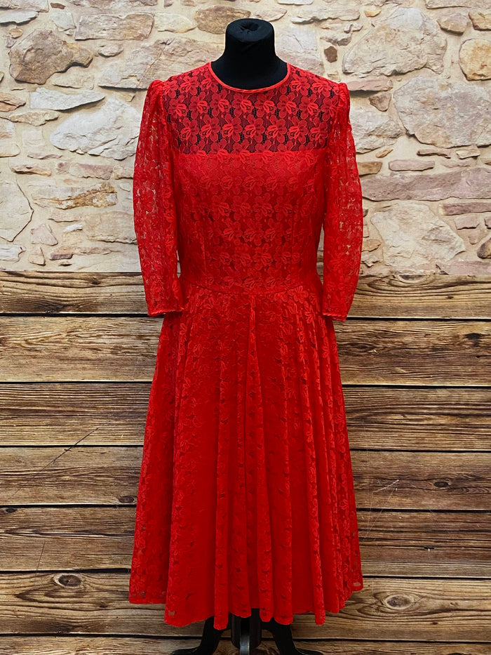 Rotes Spitzenkleid aus den 1980ern