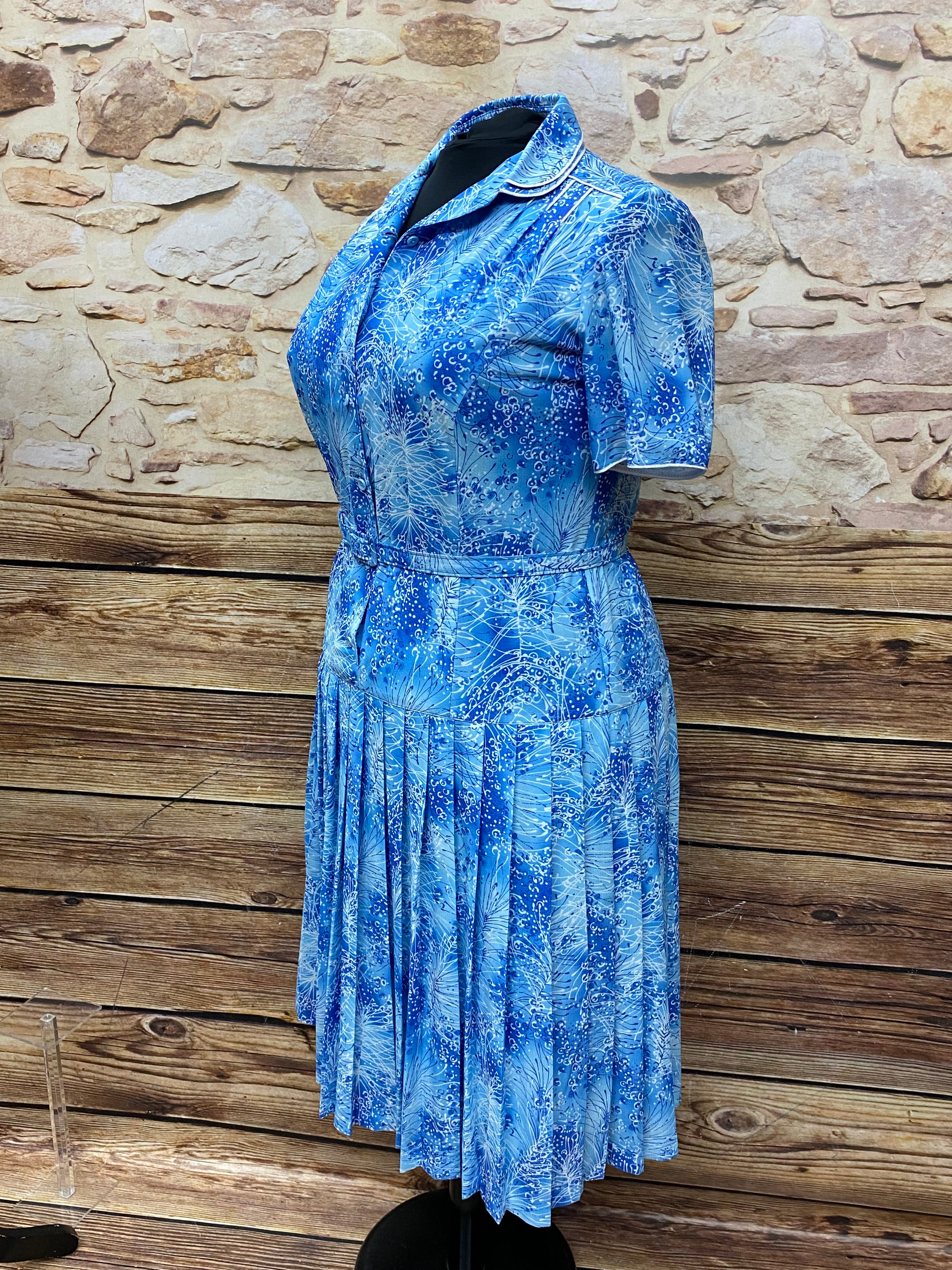 Hellblaues Vintage-Kleid mit tiefer Taille und Falten, Gr.48