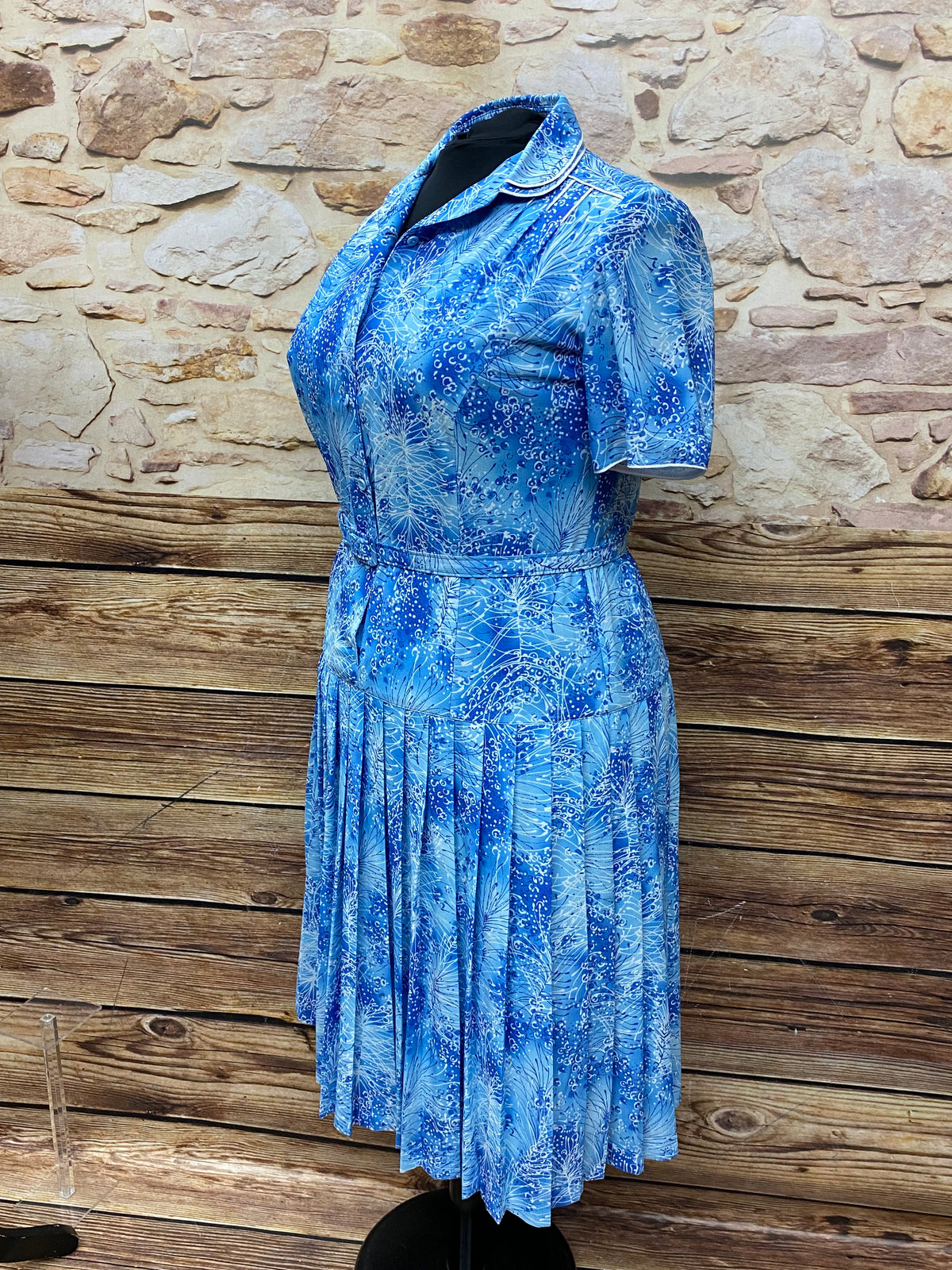 Robe vintage bleu clair taille basse et plis, taille 48 