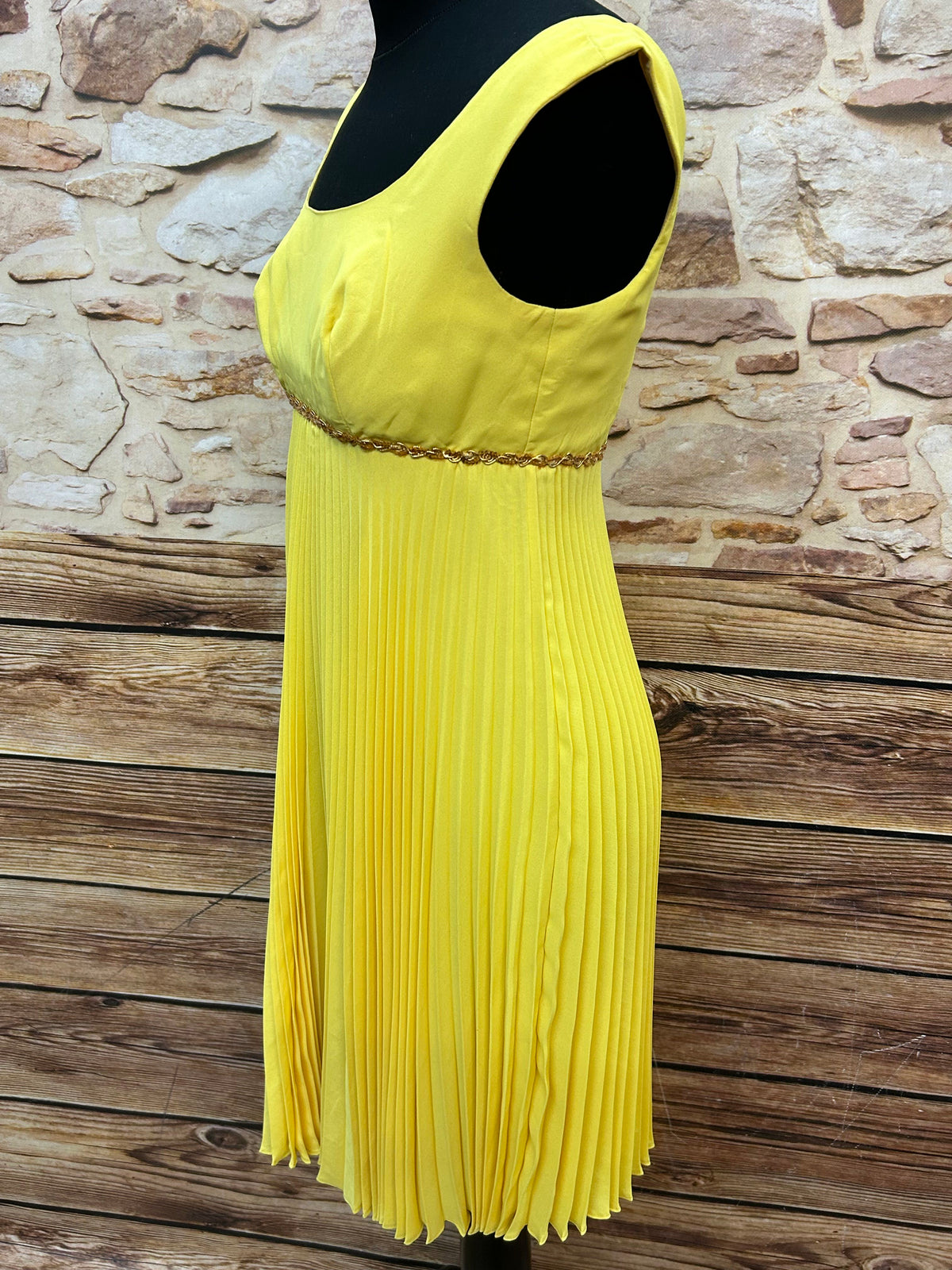 Sonnengelbe Eleganz – Vintage Plisseekleid Gr. 34