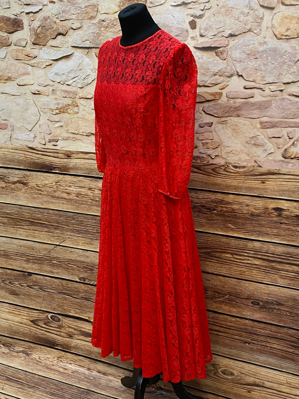 Rotes Spitzenkleid aus den 1980ern