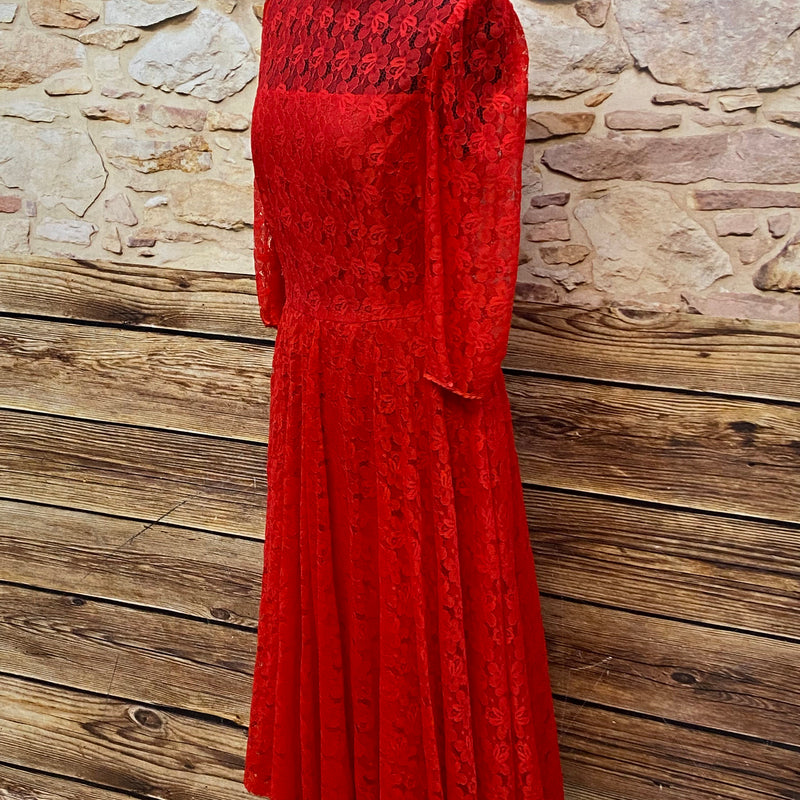 Rotes Spitzenkleid aus den 1980ern