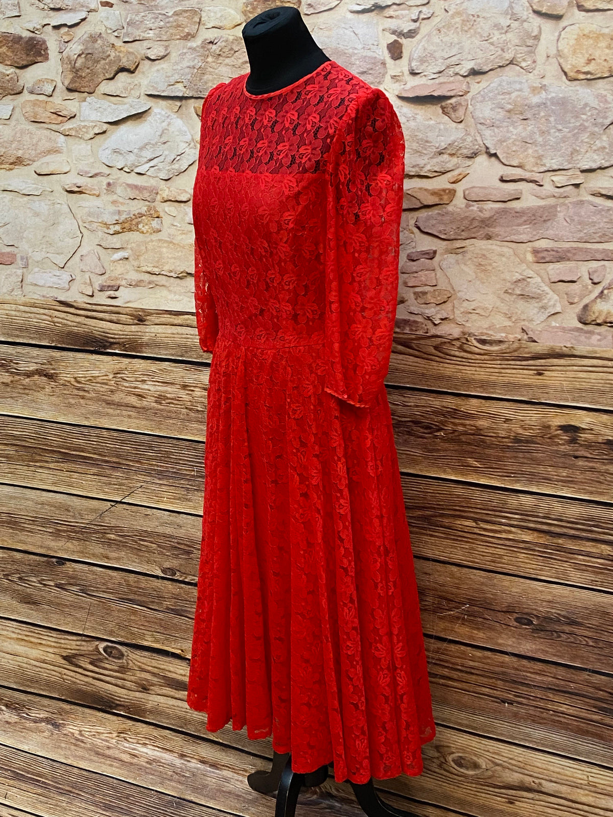 Rotes Spitzenkleid aus den 1980ern