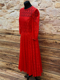 Rotes Spitzenkleid aus den 1980ern