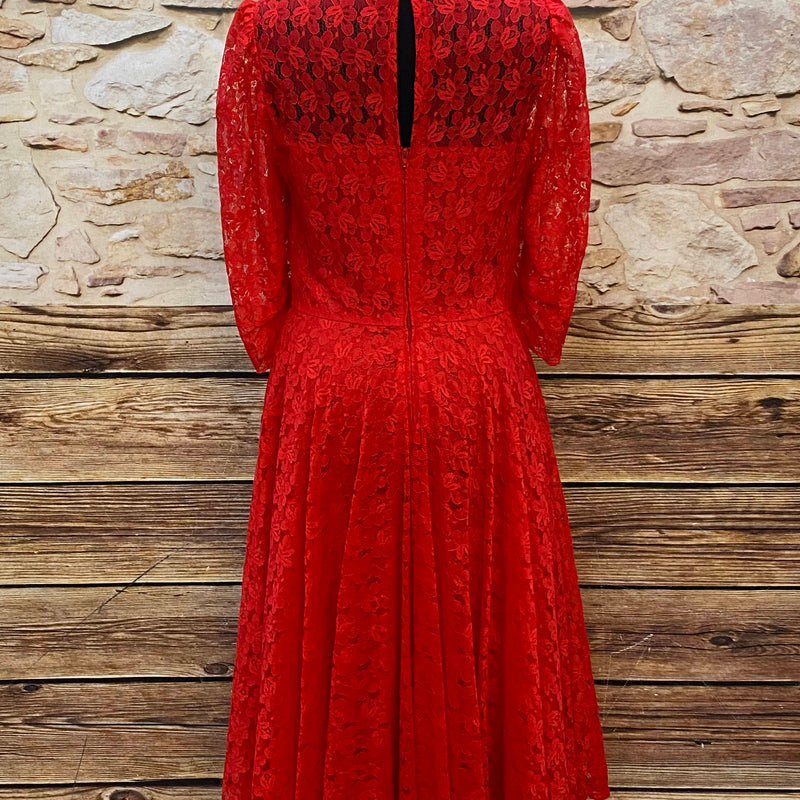 Rotes Spitzenkleid aus den 1980ern