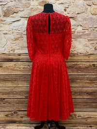 Rotes Spitzenkleid aus den 1980ern