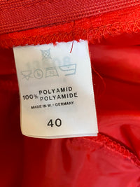 Rotes Spitzenkleid aus den 1980ern