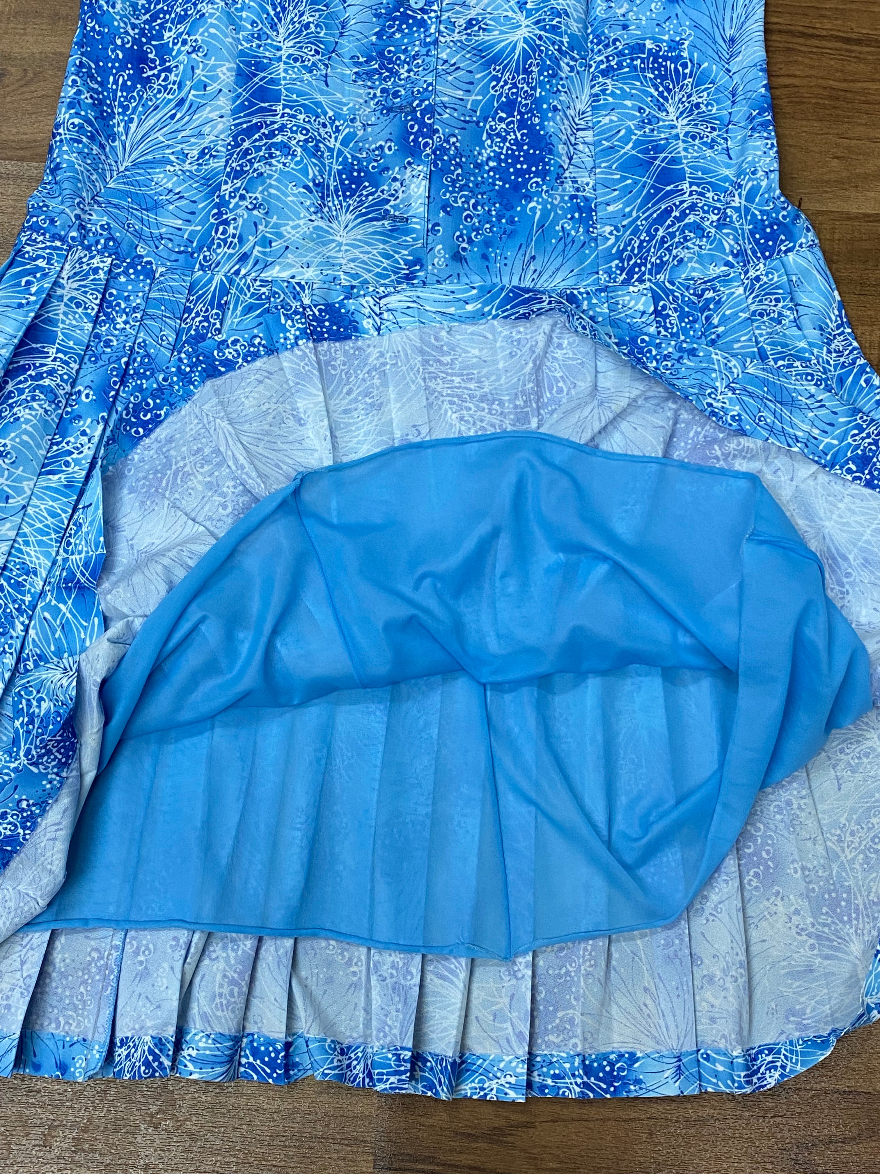 Hellblaues Vintage-Kleid mit tiefer Taille und Falten, Gr.48