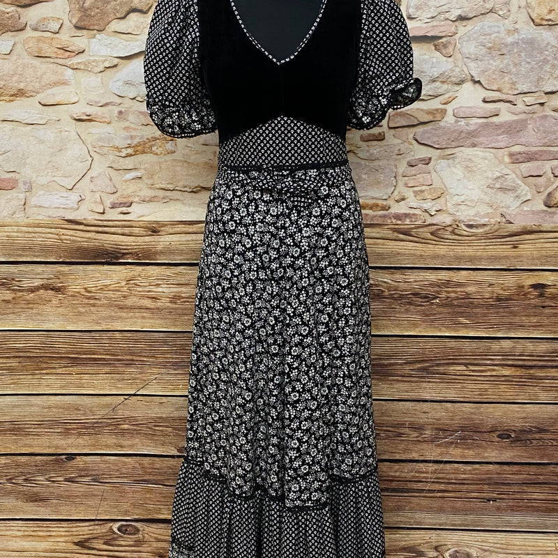 Langes Vintage 70er Jahre Maxi-Kleid Gr.32 in der Farbe schwarz mit weißen Blumen