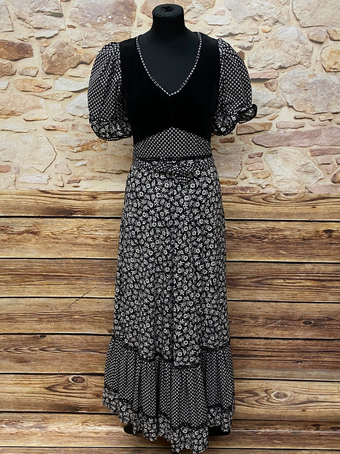 Langes Vintage 70er Jahre Maxi-Kleid Gr.32 in der Farbe schwarz mit weißen Blumen