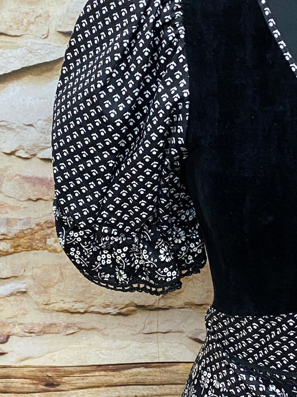 Langes Vintage 70er Jahre Maxi-Kleid Gr.32 in der Farbe schwarz mit weißen Blumen