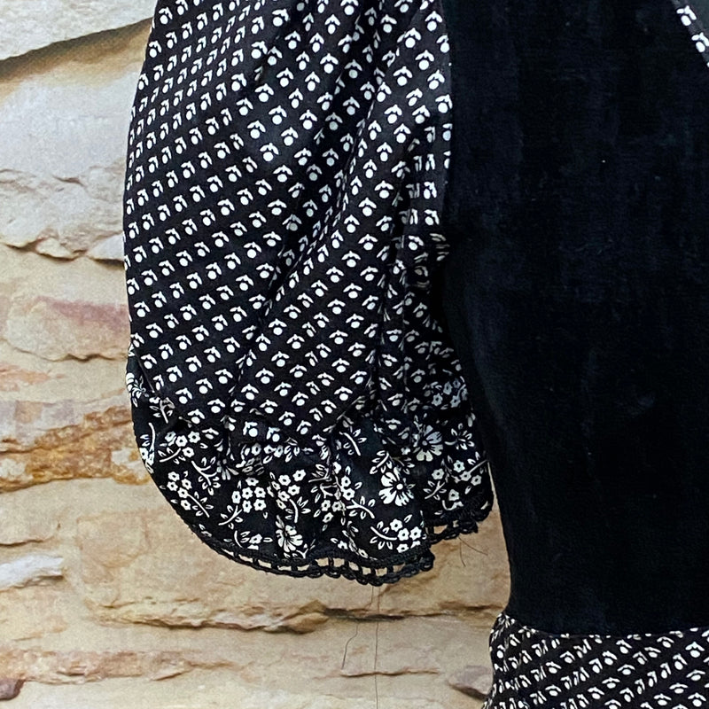 Langes Vintage 70er Jahre Maxi-Kleid Gr.32 in der Farbe schwarz mit weißen Blumen