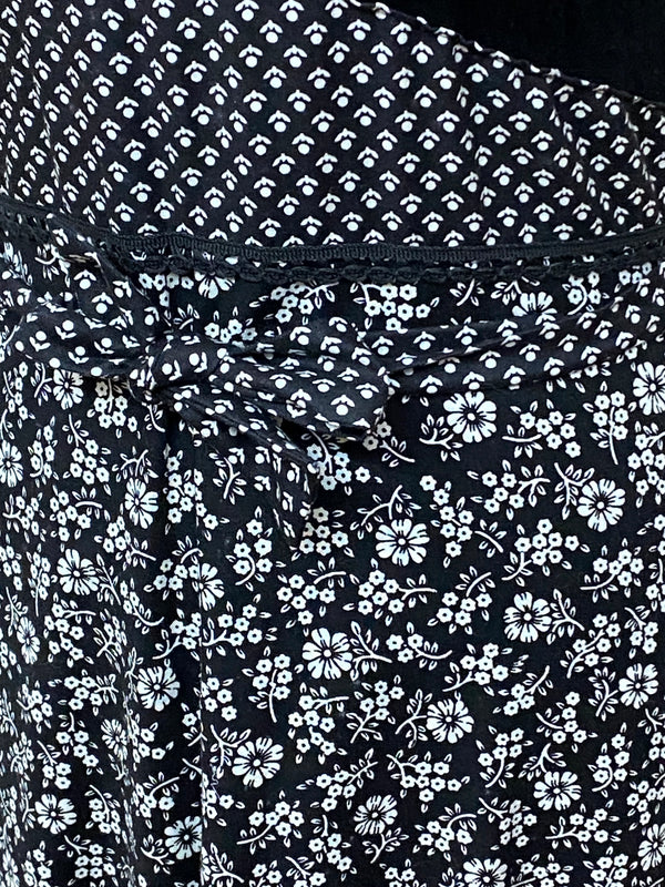 Langes Vintage 70er Jahre Maxi-Kleid Gr.32 in der Farbe schwarz mit weißen Blumen