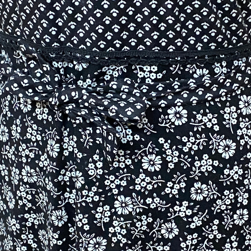 Langes Vintage 70er Jahre Maxi-Kleid Gr.32 in der Farbe schwarz mit weißen Blumen