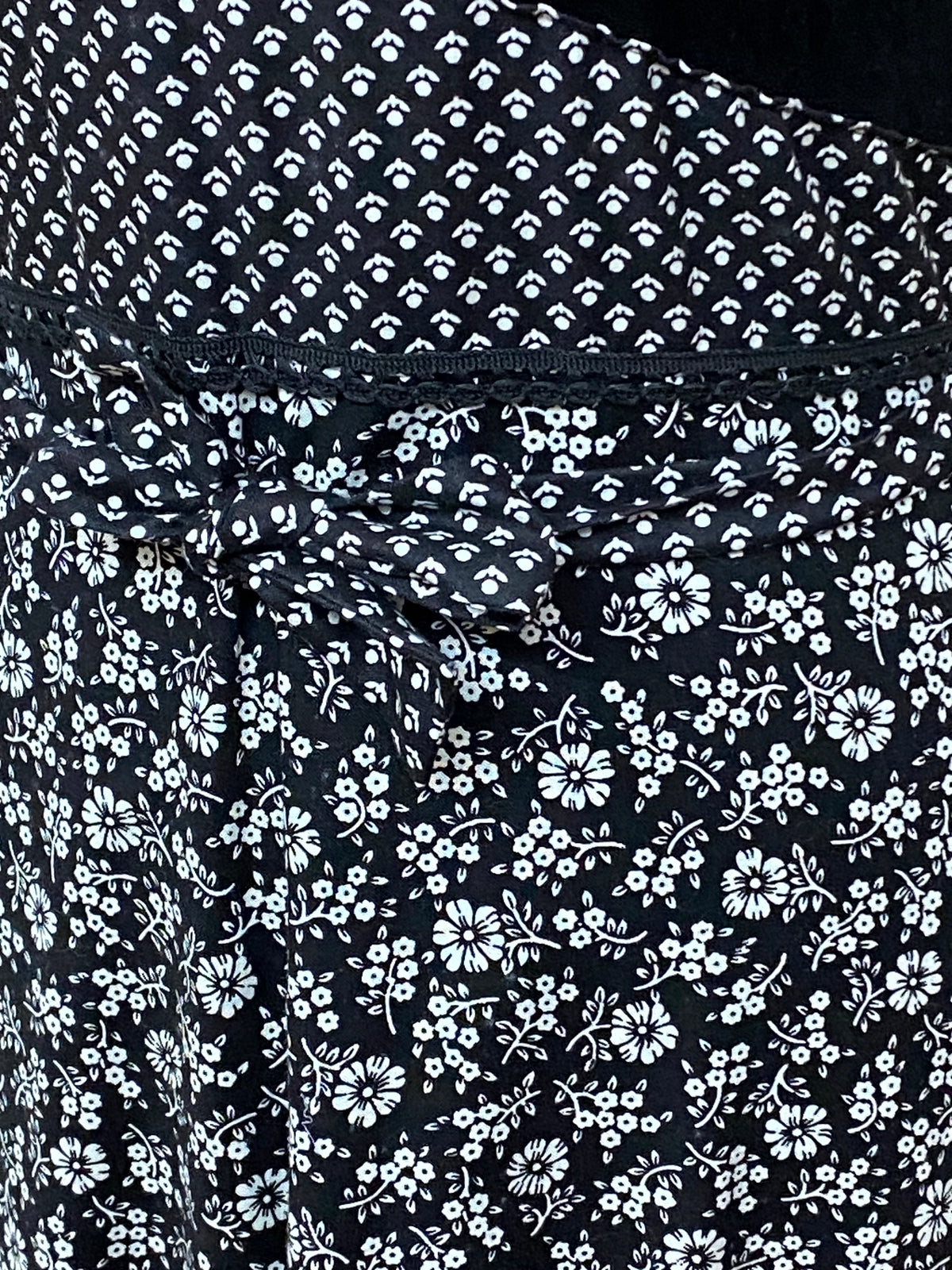 Robe longue longue vintage des années 70 taille 32 en noir à fleurs blanches 