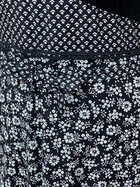 Robe longue longue vintage des années 70 taille 32 en noir à fleurs blanches 