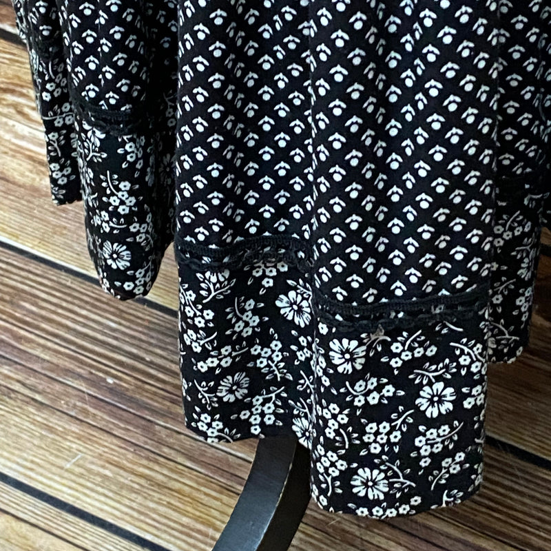 Langes Vintage 70er Jahre Maxi-Kleid Gr.32 in der Farbe schwarz mit weißen Blumen