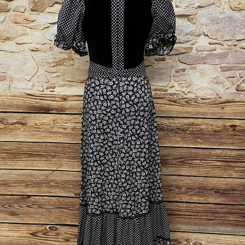 Langes Vintage 70er Jahre Maxi-Kleid Gr.32 in der Farbe schwarz mit weißen Blumen