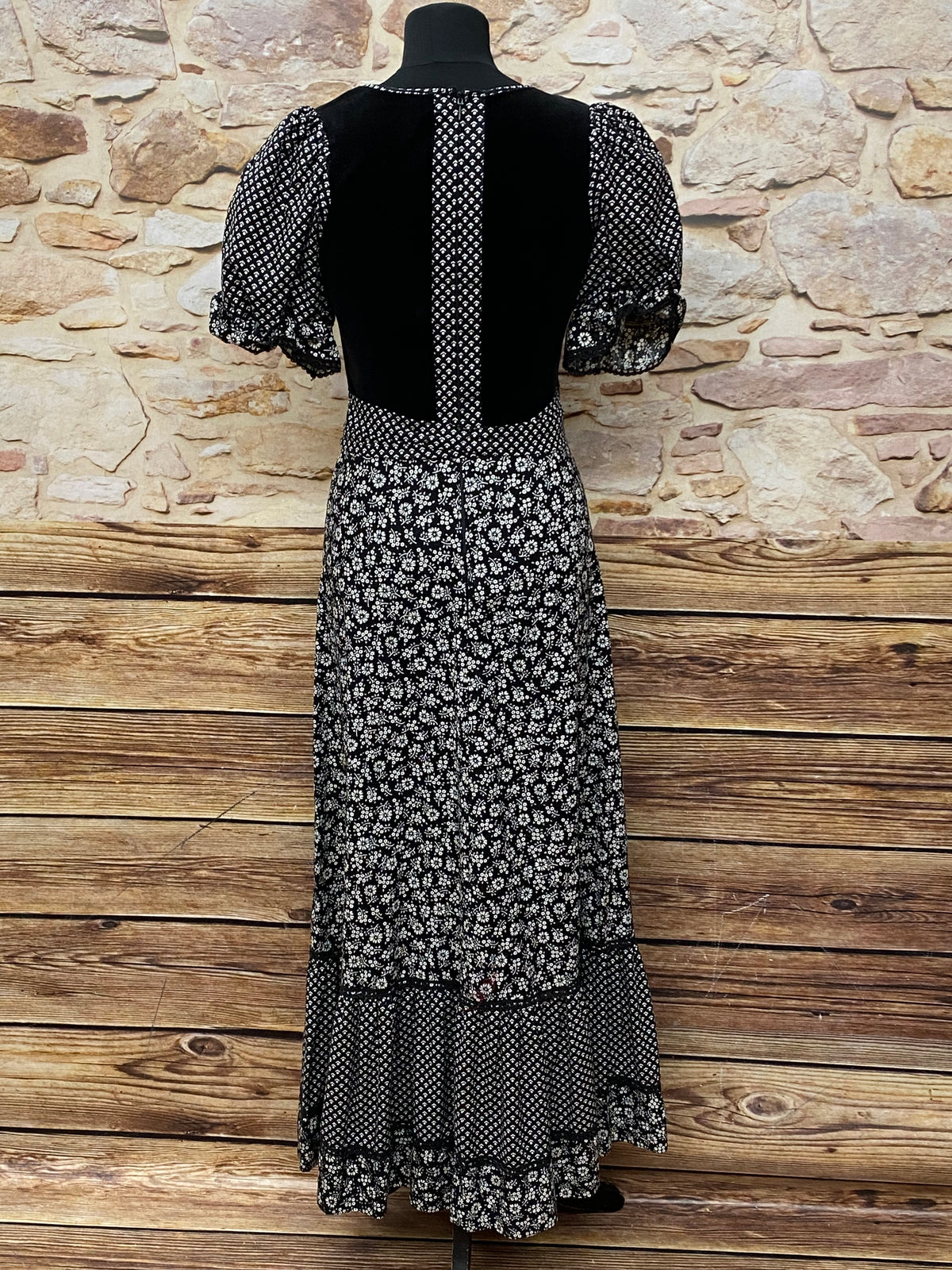 Robe longue longue vintage des années 70 taille 32 en noir à fleurs blanches 