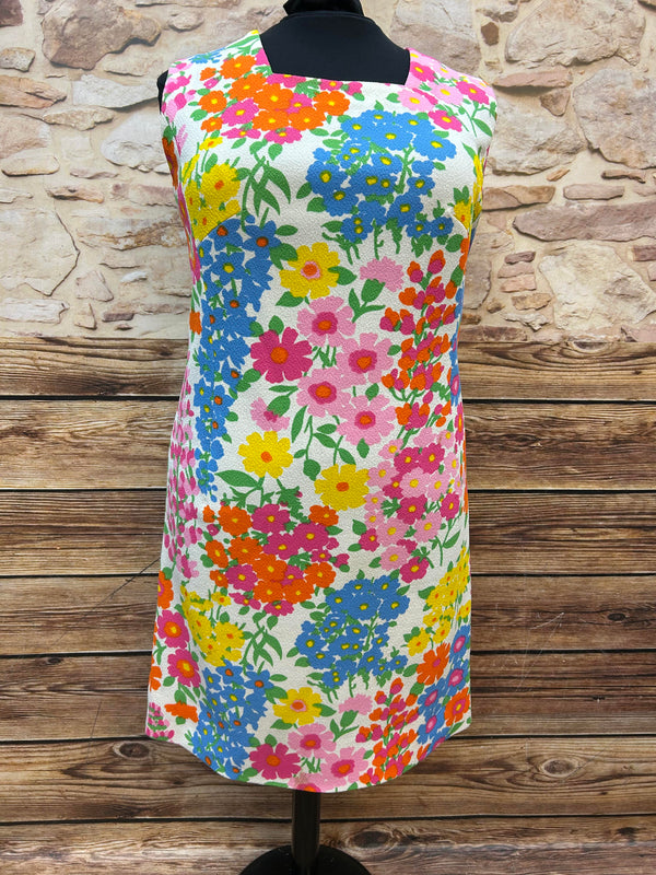 Buntes Vintage Kleid im 70s Blumenmuster – Gr. 50. Original Flower-Power Kleid mit Reißverschluss hinten. Farbintensiv & retro. Ein echtes Unikat im guten Vintagezustand.