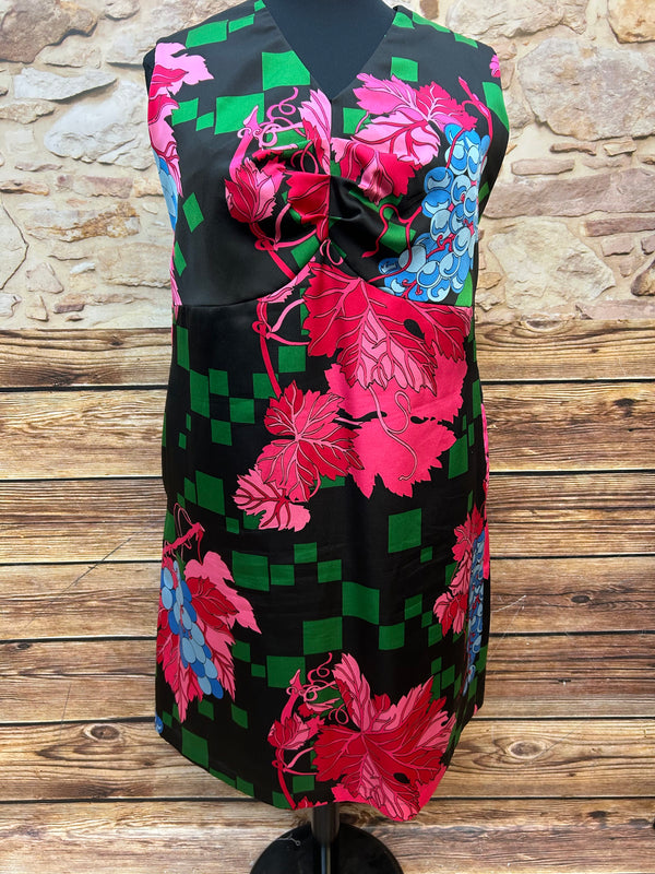 Original Vintage Kleid in Gr. 52 mit Reben- und Traubenprint. Schwarzes Midikleid mit farbigem Muster, V-Ausschnitt & Metallreißverschluss. Sehr guter Zustand, 60s-Style Unikat.