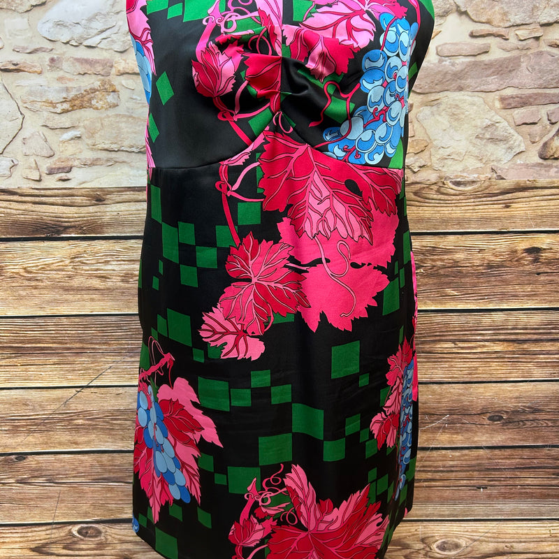 Original Vintage Kleid in Gr. 52 mit Reben- und Traubenprint. Schwarzes Midikleid mit farbigem Muster, V-Ausschnitt & Metallreißverschluss. Sehr guter Zustand, 60s-Style Unikat.