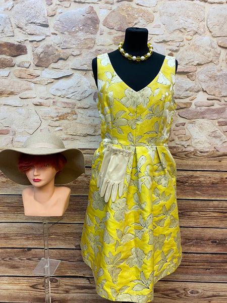 Elegantes Vintage-Kleid mit Blumenmuster in Gelb & Creme – Größe 40. Komplett-Kostüm mit Hut, Handschuhen und Perlenkette aus den 50er Jahren