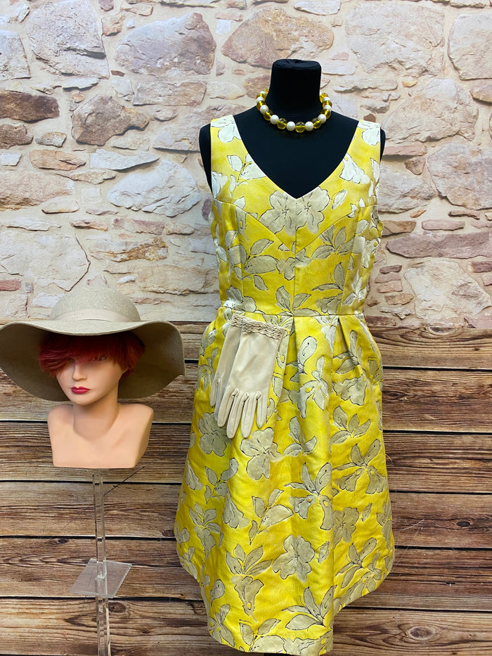 Elegantes Vintage-Kleid mit Blumenmuster in Gelb & Creme – Größe 40. Komplett-Kostüm mit Hut, Handschuhen und Perlenkette aus den 50er Jahren