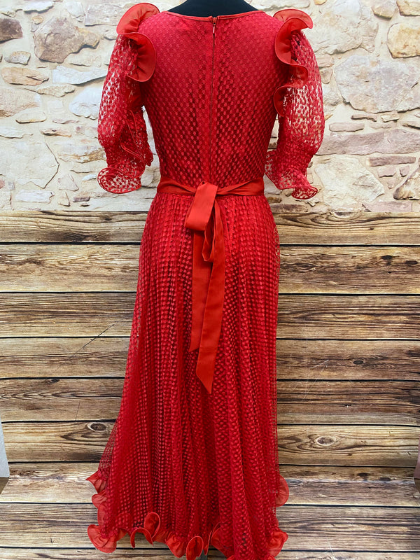 Rückansicht rotes Vintage Maxikleid mit Satinband und Reißverschluss.