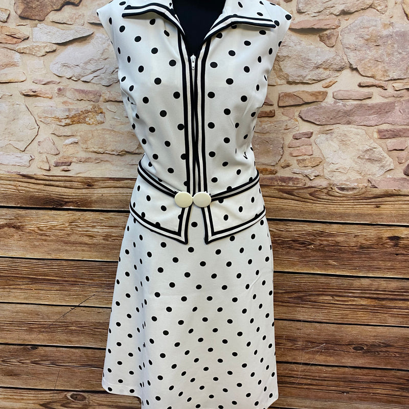 Unikat, Vintage-Kostüm aus den 50er Jahren. Weiß mit schwarzen Punkten. Blusen-Jacke mit Rock, Handschuhen, Gürtel und Hut, Größe 48