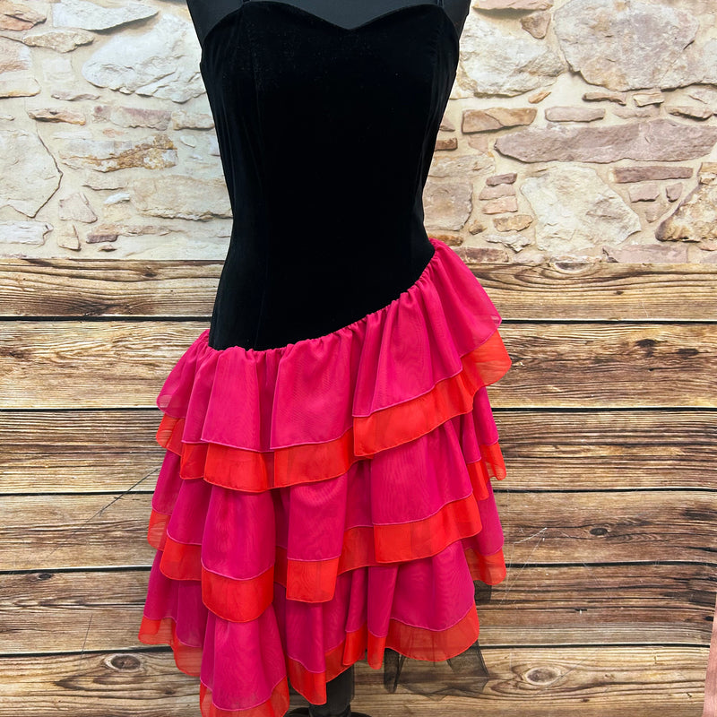 Vintage-Kleid in Gr. 38 mit schwarzem Samt und roten Volant