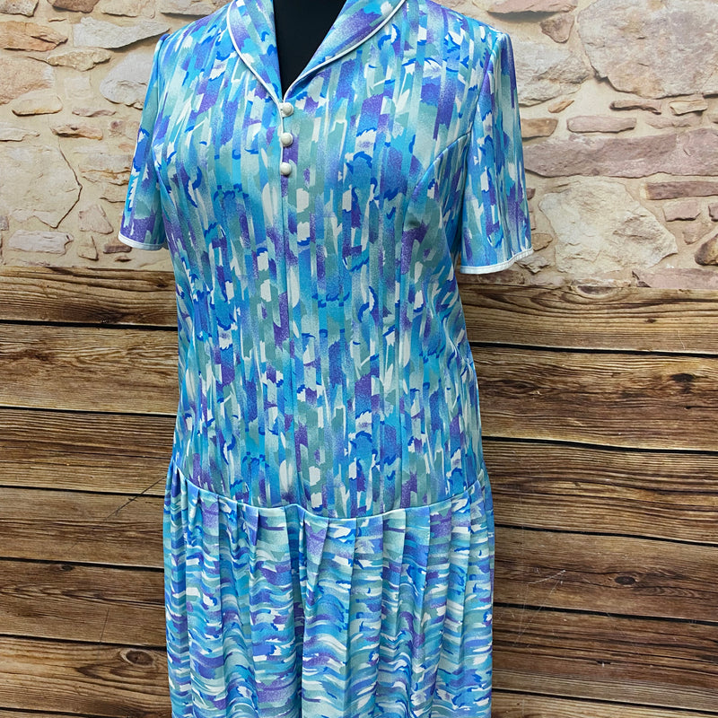 Hellblaues Vintage-Kleid mit tiefer Taille und Falten, Gr.50
