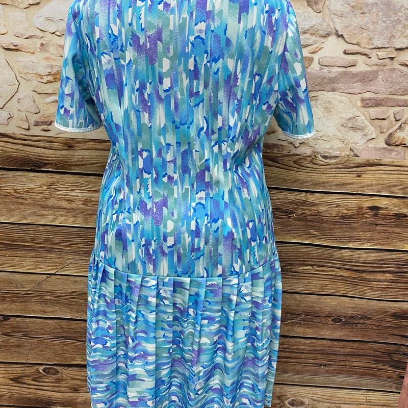 Hellblaues Vintage-Kleid mit tiefer Taille und Falten, Gr.50