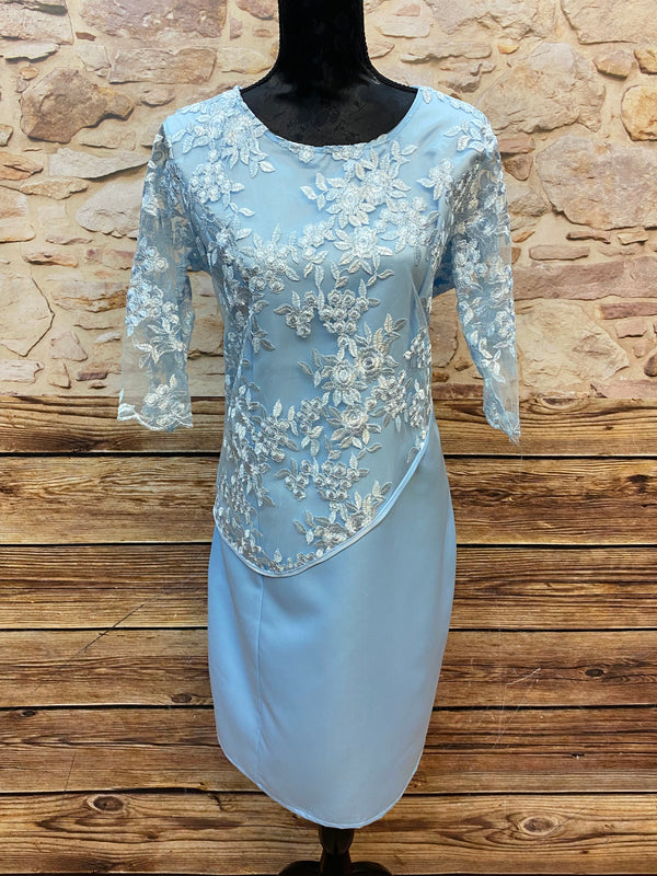 Vintage-Kleid in Himmelblau mit Blumen-Stickerei – Größe L