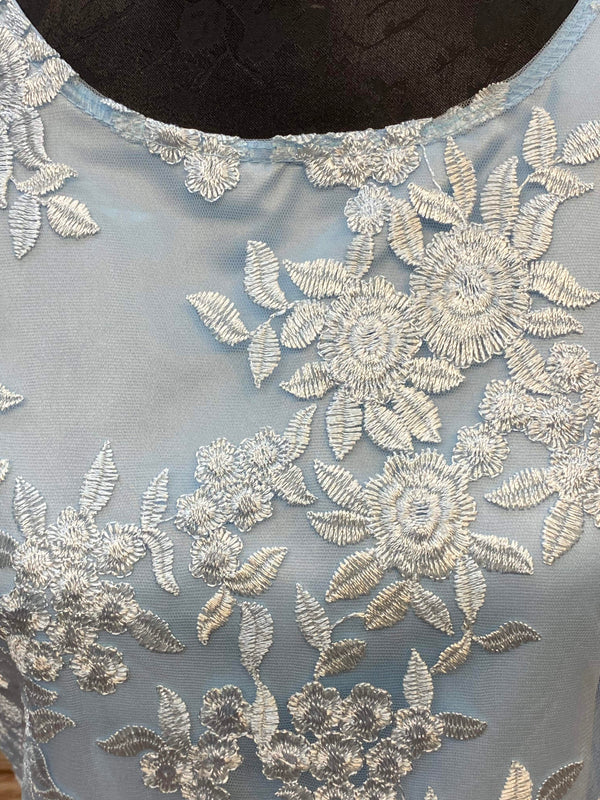 Vintage-Kleid in Himmelblau mit Blumen-Stickerei – Größe L