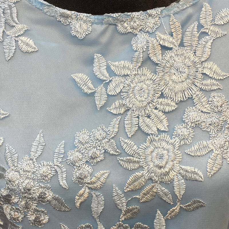 Vintage-Kleid in Himmelblau mit Blumen-Stickerei – Größe L