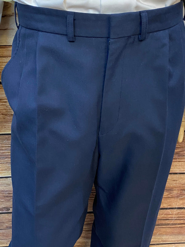 Detailaufnahme der dunkelblauen Hose mit Bundfalte
