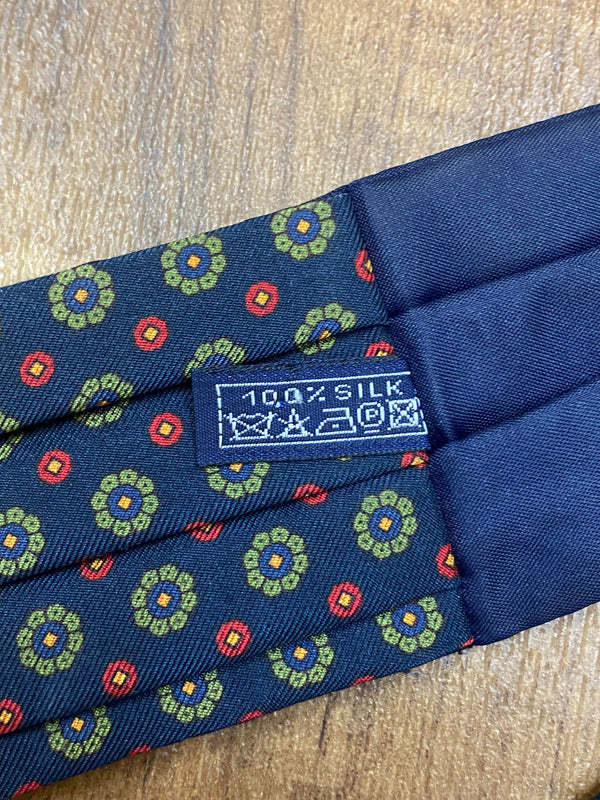 Nahaufnahme des Seidenetiketts der Krawatte (100 % Silk)