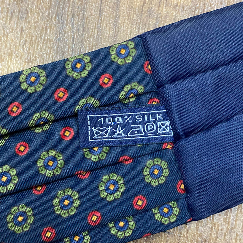 Nahaufnahme des Seidenetiketts der Krawatte (100 % Silk)