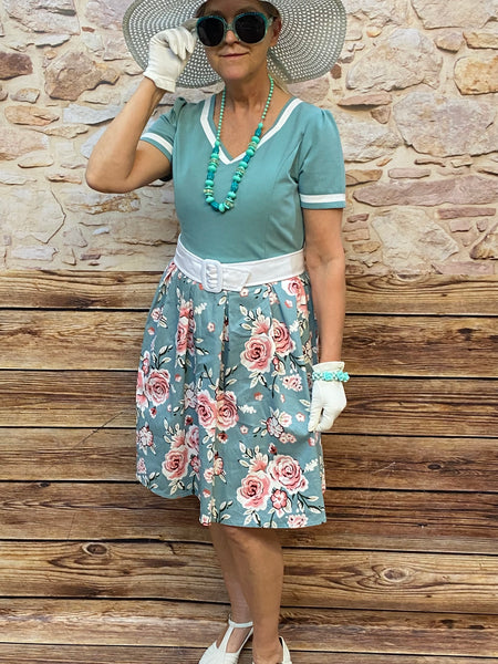 Vintage-Outfit Damen Kostüm im Stil der 1950er Gr.42, mit pastellfarbenen Kleid, hellem Gürtel, Handschuhen, Hut. Inklusiv Perlenkette in türkis und Vintage-Sonnenbrille