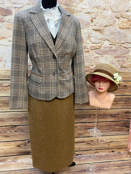 In Brauntönen gehaltenes Vintage-Outfit Damen-Kostüm für Oldtimer-Events und Golfturniere – Komplett-Set mit Jacke, Rock, Weste, Bluse und Hut in Größe 40