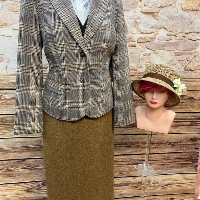Vintage Damenkostüm im Oldtimer-Stil mit kariertem Blazer, Rock und Hut – Größe 40
